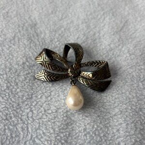 Elegant Bow Brooch with Pearl Drop
